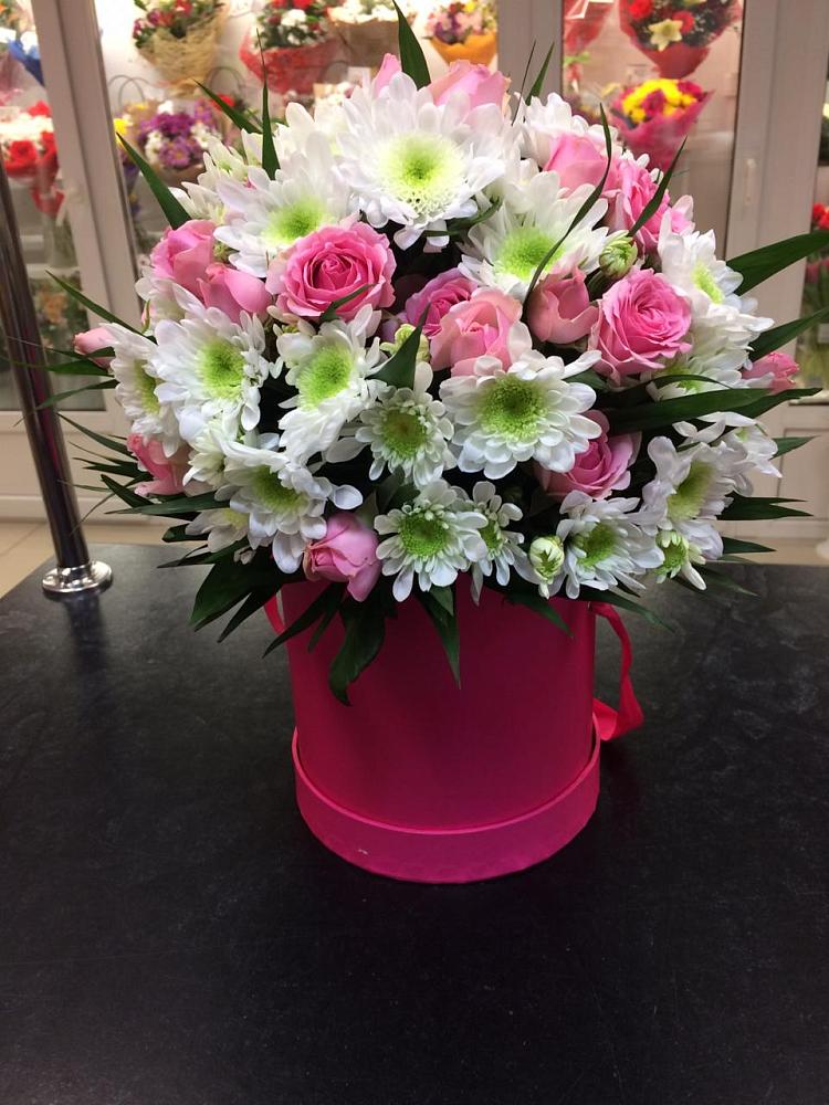 Цветочная композиция из Розы и Хризантемы в шляпной коробке в Джалиле